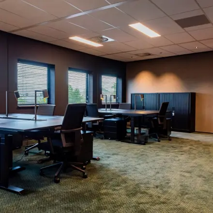 Ruim en modern kantoor op Reitschweg 1 in Den Bosch, voorzien van comfortabele bureaus en stoelen, ideaal voor kantoorruimte huren in een lichte omgeving.