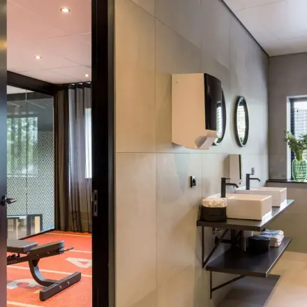 Moderne en goed verlichte kantoorruimte met een sanitair blok en een trainingsruimte. Ideaal voor het kantoorruimte huren op Reitschweg 1, Den Bosch.