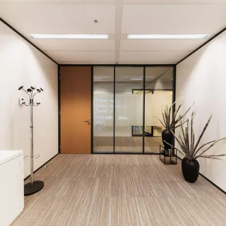 Modern kantoorpand op Anna van Buerenplein 41 in Den Haag Centrum met strakke, lichte ruimte en glazen wand, ideaal voor wie kantoorruimte wil huren.