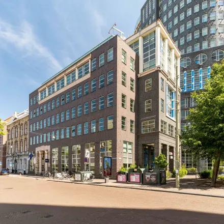 Stijlvol kantoorpand aan Fluwelen Burgwal 58 in Den Haag Centrum, geschikt voor wie kantoorruimte wil huren. Het gebouw heeft een moderne uitstraling met grote ramen en een gunstige locatie.