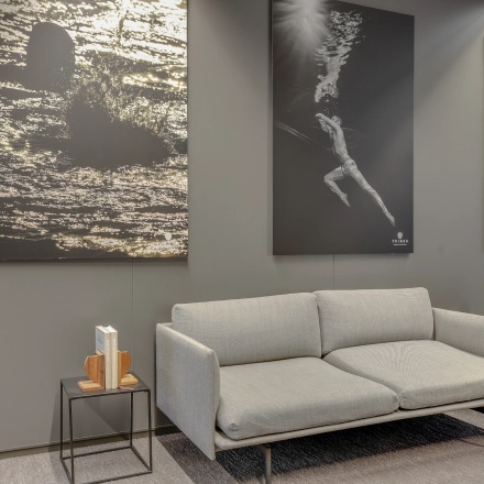Kantoorinterieur op Kalvermarkt 53, Den Haag Centrum, met een grijze bank en moderne kunst aan de muur. Ideaal voor wie een kantoorruimte wil huren in een stijlvol kantoorpand.
