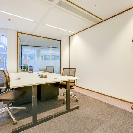 Kantoorruimte te huur in Den Haag Centrum aan de Kalvermarkt 53, voorzien van bureau, stoelen en natuurlijk lichtinval.