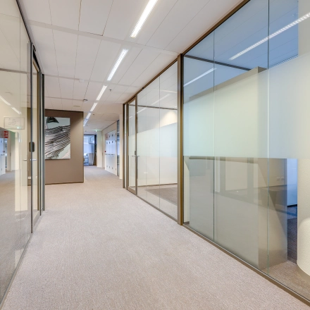 Zakelijke kantoorruimte met glazen wanden en deuren op Kalvermarkt 53, Den Haag Centrum. Ideaal voor wie kantoren wil huren met een moderne uitstraling en privacy.