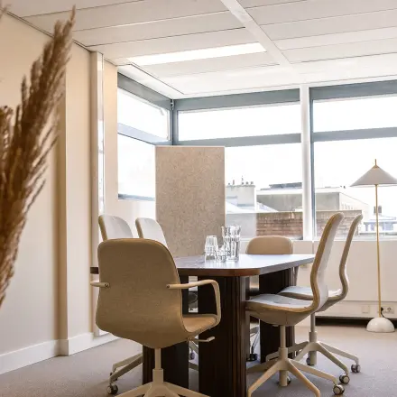 Rustige kantoorruimte met natuurlijk licht aan Zeestraat 100, Den Haag, ideaal om te huren voor zakelijke gesprekken. Voorzien van vergadertafel en stoelen. Perfecte plek voor inspirerende meetings in het kantoorpand.