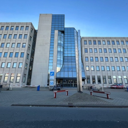 Kantoorpand op Platinaweg 10 in Den Haag Escamp, ideaal voor kantoorruimte huren. Het moderne gebouw heeft een glazen entree en voldoende parkeergelegenheid.