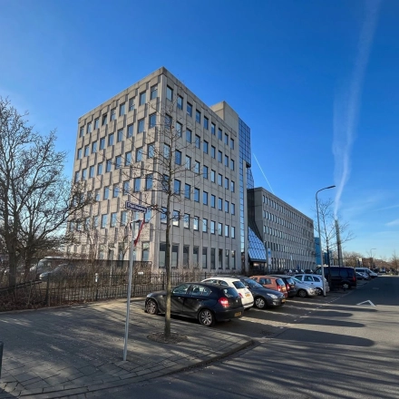Een modern kantoorpand op Platinaweg 10 in Den Haag Escamp met parkeergelegenheid aan de voorkant. Ideaal voor bedrijven die kantoorruimte willen huren in een zakelijke omgeving.