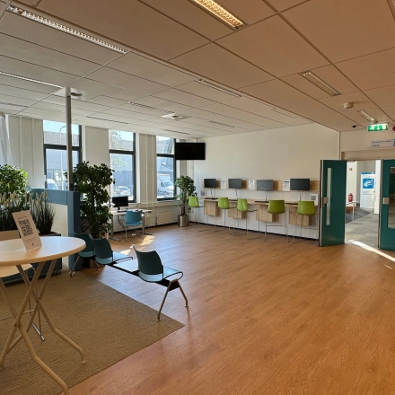 Kantoorruimte huren in Den Haag Escamp aan Platinaweg 10 met moderne uitstraling, veel natuurlijk licht en stijlvolle inrichting, ideaal voor zakelijk gebruik.