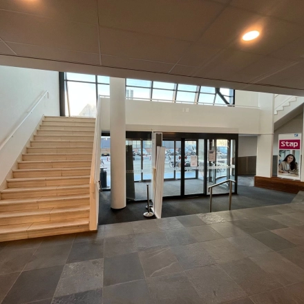 Entree van het kantoorpand aan de Platinaweg 10 in Den Haag Escamp, met een trap en glazen entree. Kantoorruimte huren in een moderne omgeving.