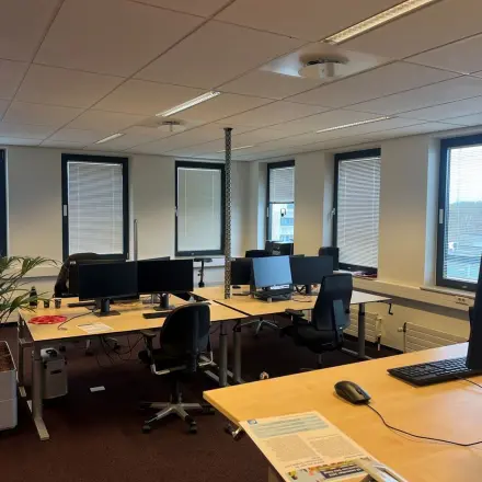 Moderne kantoorruimte aan Platinaweg 10 in Den Haag Escamp met werkplekken, bureaus en computers, ideaal voor kantoorruimte huren.
