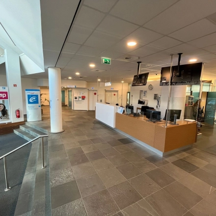 Ruime entree van kantoorpand aan Platinaweg 10 in Den Haag Escamp met balie en bewegwijzering. Kantoorruimte huren met een moderne uitstraling en veel lichtinval.