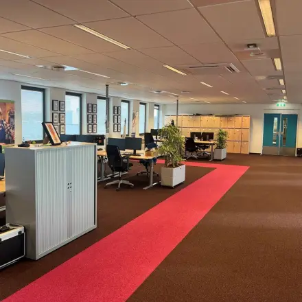 Kantoorpand op Platinaweg 10, Den Haag Escamp met een open vloerplan vol bureaus en kasten. Ruime kantoorruimte huren mogelijk met veel lichtinval en moderne faciliteiten.