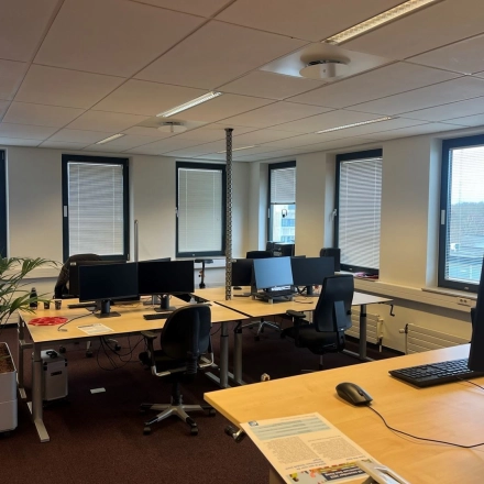 Lichte kantoorruimte op Platinaweg 10, Den Haag Escamp met meerdere bureaus en computers klaar voor gebruik. Geschikt voor bedrijven die kantoorruimte willen huren.