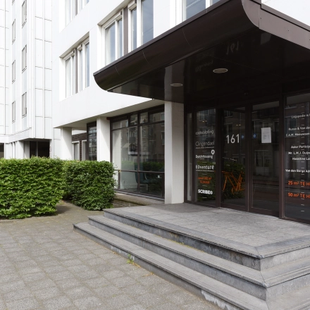 Kantoren aan de Bezuidenhoutseweg 161 in Den Haag Haagse Hout met een moderne entree van een kantoorpand voor verhuur, omgeven door groenvoorzieningen.