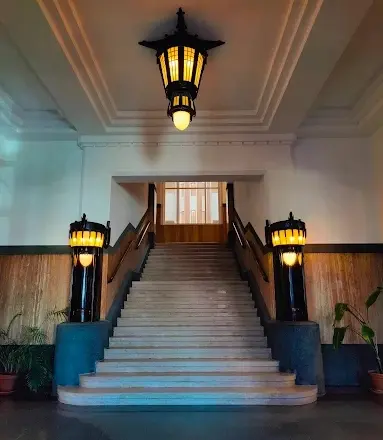 Imposante entree van het kantoorpand aan de Zuid Hollandlaan 7 in Den Haag Haagse Hout. Het interieur is stijlvol met brede trappen en klassieke verlichting, ideaal voor een professionele indruk.