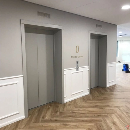 Entree van het kantoorpand aan de Johan de Wittlaan 3-7, Den Haag Statenkwartier, met moderne liften en strak interieur. Geschikt voor kantoorruimte huren.