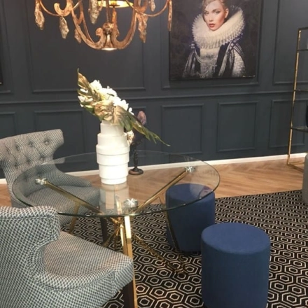 Stijlvolle kantoorruimte huren op Johan de Wittlaan 3-7, Den Haag Statenkwartier, met sierlijke stoelen, glazen tafel en elegante decoratie.