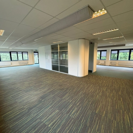 Lichte kantoorruimte huren in kantoorpand op Keulenstraat 15, Deventer. Ruime indeling met grote ramen en ingebouwde kasten, ideaal voor flexibel gebruik.