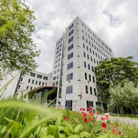 Modern kantoorpand op Diemerhof 42, Diemen, omgeven door groene omgeving. Ideaal voor ondernemers die kantoorruimte willen huren in een inspirerende setting.