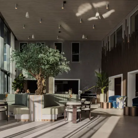 Stijlvolle kantoorruimte huren op Diemerhof 42, Diemen met moderne inrichting en groene accenten, uitnodigend voor ontmoetingen en werkzaamheden.