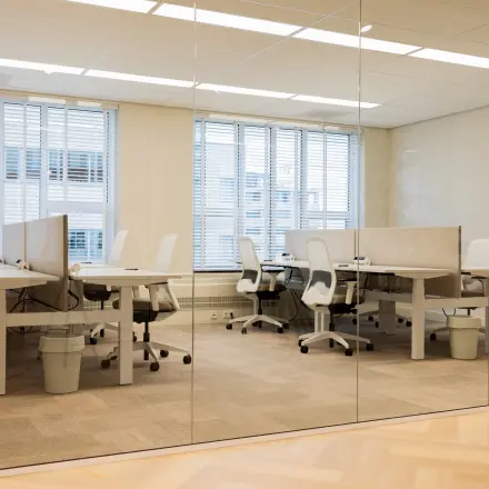 Moderne kantoorruimte te huur op Diemerhof 42, Diemen, met glazen wanden en comfortabele bureaustoelen. De kantoren zijn licht en geschikt voor diverse zakelijke activiteiten.