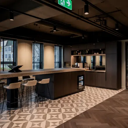 Moderne kantoorruimte huren op Diemerhof 42 in Diemen, met stijlvolle inrichting en ingebouwde pantry, ideaal voor werk of vergaderingen.