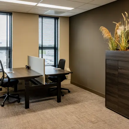 Moderne kantoorruimte huren op Diemerhof 42 in Diemen, gemeubileerd met bureaus en stoelen, afgewerkt met stijlvolle planten als decoratie.