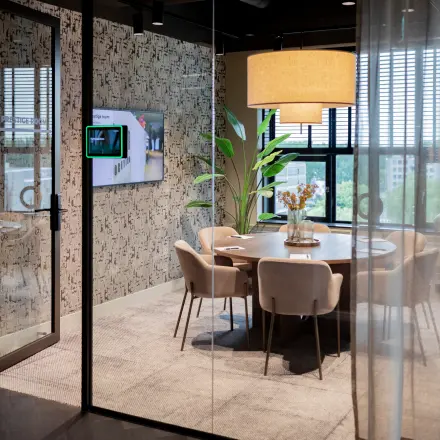 Stijlvolle vergaderruimte in een kantoorpand op Diemerhof 42, Diemen, met een ronde tafel en comfortabele stoelen, geschikt voor kantoorruimte huren.