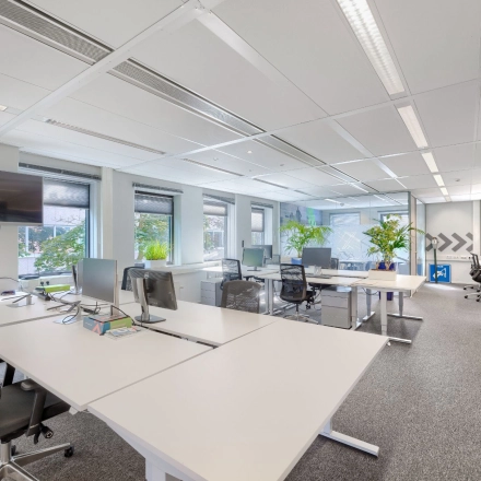 Moderne kantoorruimte huren in Diemen, gelegen op Wisselwerking 40-48, met ruime bureaus, ergonomische stoelen en veel natuurlijk licht voor een productieve werkomgeving.