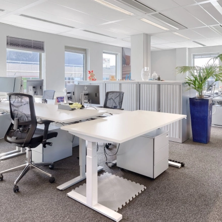 Kantoorruimte huren in Diemen met moderne bureaus en comfortabele stoelen, veel natuurlijk licht en groene planten. Geschikt voor diverse zakelijke activiteiten.