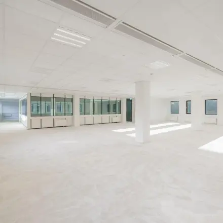 Lichte, ruime kantoorruimte te huur in Diemen, Wisselwerking 40-48, met grote ramen en veel natuurlijk licht, ideaal voor creatieve werkplekken en kantoren.
