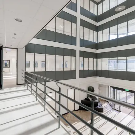Binnenkant van een kantoorpand aan Wisselwerking 40-48 in Diemen, met meerdere verdiepingen en veel glas. Lichte en open ruimte geschikt voor kantoorruimte huren.