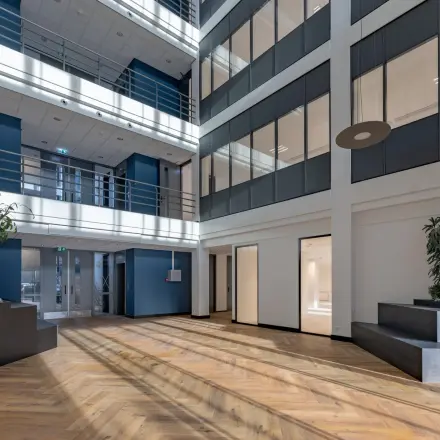 Open, licht atrium in het kantoorpand op Wisselwerking 40-48, Diemen. Ideaal voor kantoorruimte huren met moderne afwerking en natuurlijk daglicht.