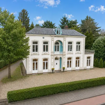 Klassiek kantoorpand aan de Dorpsstraat 77 in Doorn, omgeven door groen. Perfect voor wie kantoorruimte wil huren in een rustige omgeving.