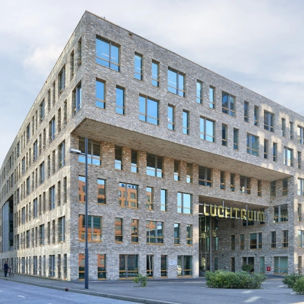 Modern kantoorpand op Flight Forum 120-159, Eindhoven Airport. Het exterieur toont een strak design met ruime ramen, ideaal voor bedrijven die kantoorruimte willen huren in een dynamische omgeving.