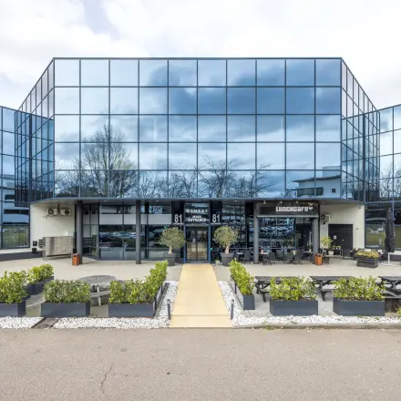 Modern kantoorpand gelegen aan Luchthavenweg 81, Eindhoven Airport. Glasgevel met strakke lijnen, omgeven door een verzorgd buitengebied. Ideaal voor kantoorruimte huren.