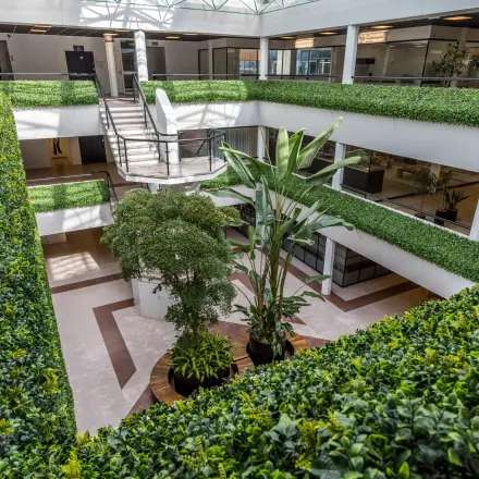 Luchthavenweg 81 in Eindhoven Airport biedt een moderne kantoorruimte huren met een weelderige, groene binnenplaats. Het kantoorpand heeft een indrukwekkend atrium dat zorgt voor natuurlijk licht en een frisse uitstraling.