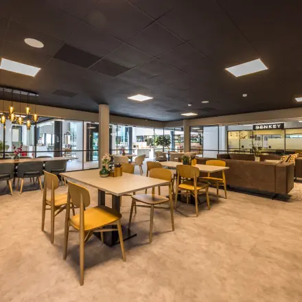 Stijlvolle en ruime werkplek met moderne meubels en veel licht bij Eindhoven Airport. Ideaal voor kantoorruimte huren. Strakke afwerking met comfortabele zitplekken en vergadertafels.