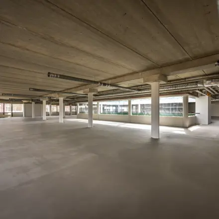 Ruime kantoorpand in Eindhoven Airport met open vloerplan en veel natuurlijk lichtinval. Ideaal voor het huren van flexibel in te richten kantoorruimtes.