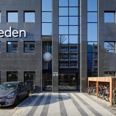 Moderne kantoorpand aan de Paradijslaan 30-38 in Eindhoven Centrum met parkeerplaats en fietsenstalling, ideaal voor kantoorruimte huren.