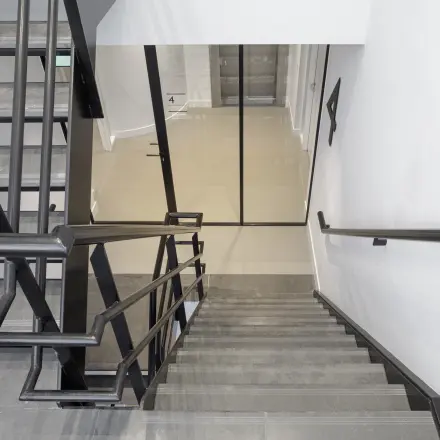 Trap binnen in een kantoorpand aan de Paradijslaan, Eindhoven Centrum. Voor huur van kantoorruimte met moderne inrichting.
