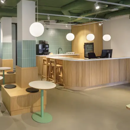 Stijlvolle kantoorruimte in Eindhoven Centrum met moderne kitchenette en zitruimte, ideaal voor kantoorruimte huren in een sfeervol kantoorpand.