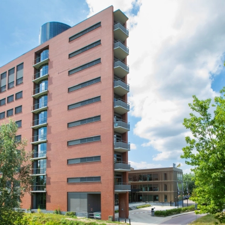 Bakstenen kantoorpand aan de Professor Dr Dorgelolaan 14 in Eindhoven Centrum met moderne uitstraling. Perfect voor wie kantoorruimte wil huren in het hart van de stad.