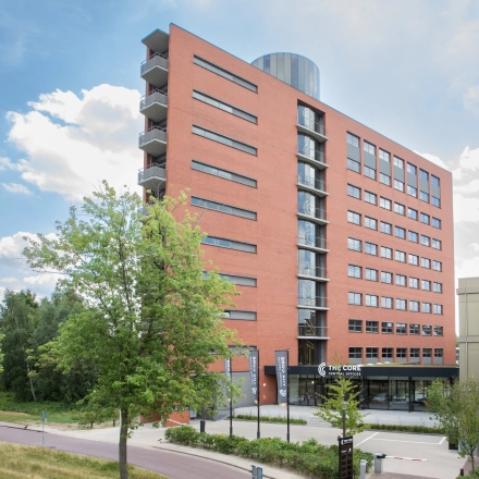 Kantoorpand Professor Dr Dorgelolaan 14, gelegen in Eindhoven Centrum, met moderne architectuur in een groene omgeving. Ideaal voor wie kantoorruimte wil huren in een zakelijke setting.