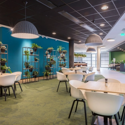 Kantoorruimte huren op Professor Dr Dorgelolaan 14, Eindhoven. Moderne werkplek met groene accenten en comfortabele zitplekken, ideaal voor creatieve vergaderingen en samenwerking. Geschikt voor bedrijven die een inspirerende omgeving zoeken.