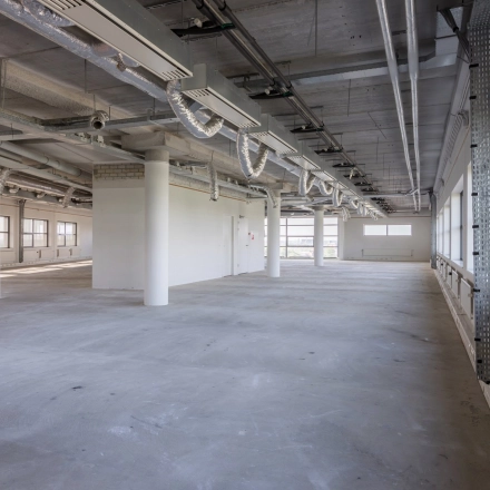 Ruime kantoorruimte op Professor Dr Dorgelolaan 14 in Eindhoven Centrum met een moderne, industriële uitstraling. Perfecte optie voor bedrijven die een kantoorpand willen huren in het hart van Eindhoven.