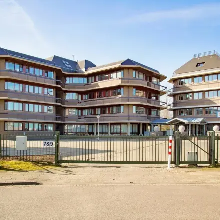 Gevel van een kantoorpand op Croy 7, Eindhoven De Hurk, met moderne architectuur en meerdere verdiepingen.