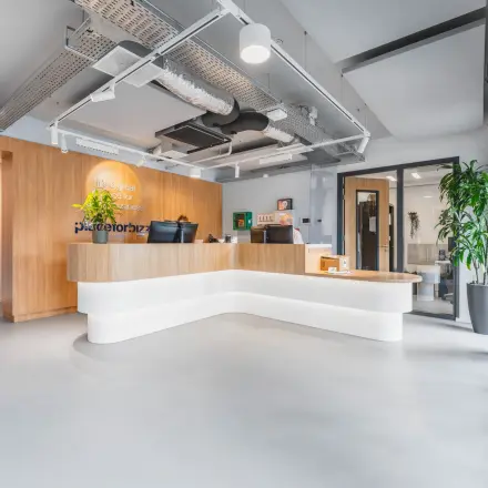 Moderne receptieruimte in een kantoorpand aan de Hurksestraat 60, Eindhoven De Hurk. Huur een lichte kantoorruimte met veel groen en eigentijdse inrichting. Ideaal voor zakelijke ontvangsten.