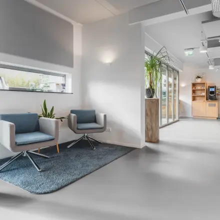 Moderne kantoorruimte aan de Hurksestraat 60 in Eindhoven De Hurk met zitgelegenheid en een koffiehoek. Voorzien van veel natuurlijk licht en een strakke inrichting.