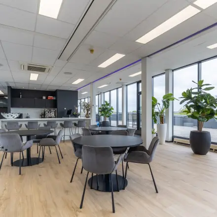 Lichte kantoorruimte in Eindhoven De Hurk met ruime ramen, moderne meubels en uitzicht. Ideaal voor zakelijke ontmoetingen of werkruimte. Perfect voor degenen die kantoorruimte willen huren in een eigentijdse setting.