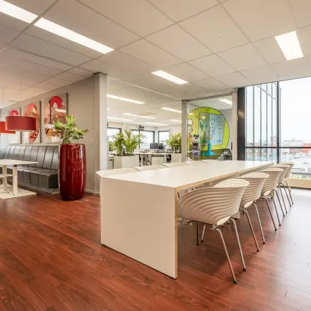 Moderne kantoorruimte huren op Meerenakkerplein 11-20, Eindhoven De Hurk, met ruim opgezette werkplekken, veel lichtinval en stijlvolle meubels.
